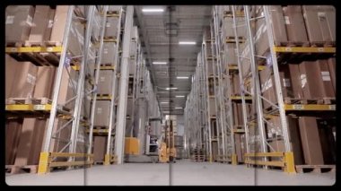 Büyük, modern bir depoda iş akışı. Bir videoda modern bir depodan birkaç fotoğraf. Endüstriyel iç mekan. Modern depo, çoklu pencere videosu. Modern bir depoda forklift.