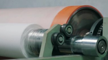 Fabrikada tarım lifleri üretiliyor. Taşıyıcı hattında Agrofiber var. Agrofiber üretim süreci