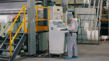 Dokumasız malzemelerin üretimi. Modern bitki. Dokumasız kumaş fabrikasının atölyesi. Modern dokumasız malzeme dükkânı. endüstriyel iç
