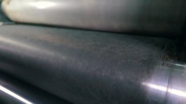 Agrofiber üretim süreci. Fabrikada tarım lifleri üretiliyor. Taşıyıcı hattındaki Agrofiber yakın plan.