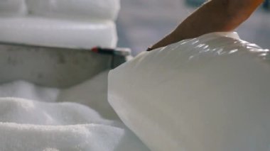 Poşetten polipropilen dökülüyor. Polipropilen granüller. Polipropilen granüller yakın plan. Örülmemiş Kumaş Fabrikası