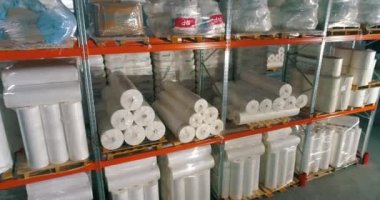 Spunbond depo raflarında. Deponun raflarında polyester kaplamalar var. Ekmeğin içinde Spunbond. Dokumasız Fusible Interlining Kumaşı