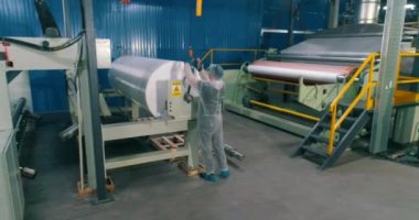 Dokumasız malzemelerin üretimi. Dokumasız kumaş fabrikasının atölyesi. Modern dokumasız malzeme dükkânı. endüstriyel iç