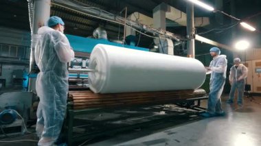 Syntepon üretim süreci. Synthpeon nasıl yapılır. Dokumasız malzeme fabrikası. Makinenin içinde sentetik kışı geçirmek için.