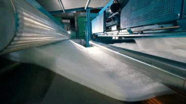 Syntepon üretim süreci. Synthpeon nasıl yapılır. Dokumasız malzeme fabrikası. Makinenin içinde sentetik kışı geçirmek için.