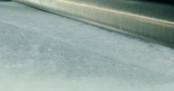不織布の製造。合成冬の生産のための工場。合成製造工程 — ストック動画