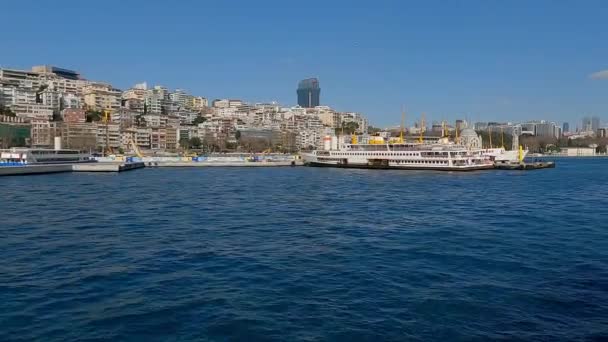 Vue du remblai d'Istanbul depuis le bateau. Le remblai d'Istanbul. Embauche à Istanbul. Istanbul espace urbain — Video