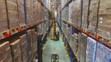 Büyük bir depoda forklift. Modern bir depoda çalışıyorum. Büyük modern depo.