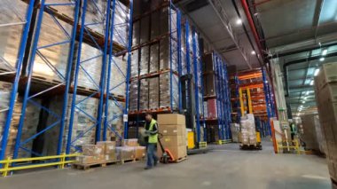 Depoda aktif bir iş. Modern forklift bir depoda çalışıyor. Depoda özel ekipman işi. Endüstriyel iç. Bir depoda forklift işi..