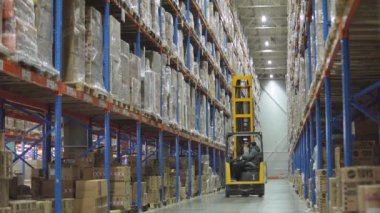 Modern bir depoda iş akışı. Modern forkliftte çalışan bir işçi. Büyük, modern bir depoda çalışıyorum..