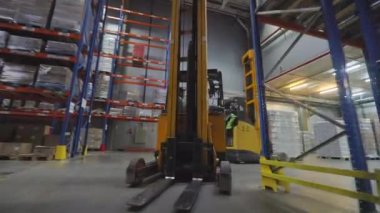 Modern forkliftte çalışan bir işçi. Büyük, modern bir depoda çalışıyorum. Modern bir depoda çalışma