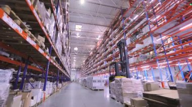 Büyük bir depoda. Endüstriyel iç mekan. Modern depo. Mallarla dolu büyük bir depo. Yüksek raflı çok büyük bir depo..