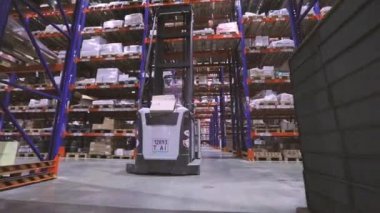 Modern bir depoda iş akışı. Modern forkliftte çalışan bir işçi. Büyük, modern bir depoda çalışıyorum..