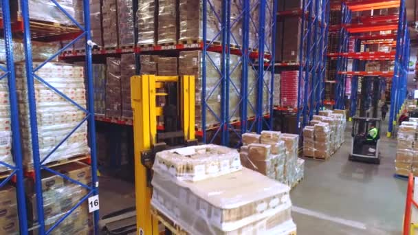 Forklift modern di gudang dengan kotak. Pekerjaan peralatan modern di gudang — Stok Video