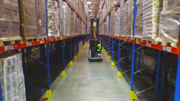 Modern gaffeltruck i ett lager med lådor. Arbete med modern utrustning i lagret. — Stockvideo