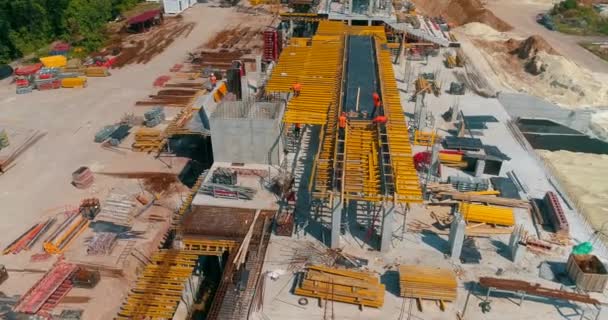 Überfliegen Sie eine Großbaustelle. Großbaustelle von oben — Stockvideo