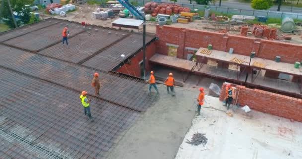 Bau eines Metallgerüstes für das zukünftige Gebäude. Baustellen-Luftaufnahme — Stockvideo