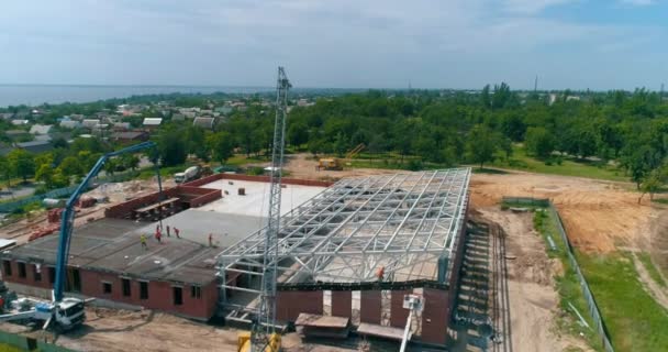 Costruzione di una nuova piscina. Cantiere vista aerea. Costruzione di una struttura metallica per l'edificio futuro — Video Stock