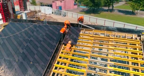 Processo de construção de um estádio de futebol moderno. Construtores fazem cofragem no canteiro de obras de um novo estádio. Vista aérea da construção de concreto armado — Vídeo de Stock