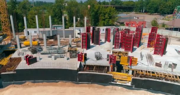 Vista aérea de la construcción de hormigón armado. Proceso de construcción de un estadio de fútbol moderno. Constructores hacen encofrados en el sitio de construcción de un nuevo estadio. — Vídeos de Stock