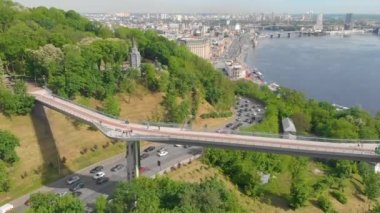 Kiev şehrindeki yaya köprüsü. Kiev 'deki yaya köprüsünün üzerinden uçuyor.