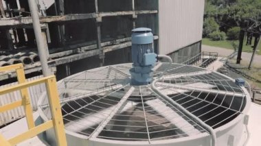 Soğutma sisteminin büyük dönen bıçakları. Soğutma kulesi. Soğutma kulesi bıçakları. Modern soğutma kulesi.