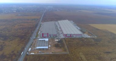 İnşaat havadan görüşü. Büyük bir otomatik depo inşaatı. Bir depo inşaatı üzerinde uçuş.