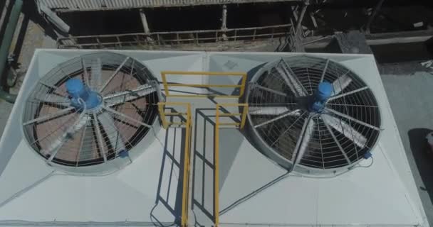 Jäähdytysjärjestelmän suuret pyörivät terät. Jäähdytystorni. Jäähdytystornien terät. Moderni jäähdytys torni tehtaalla — kuvapankkivideo