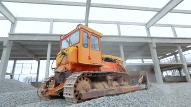 İnşaat alanında sarı buldozer. İnşaat alanında buldozer. Ağır inşaat ekipmanları