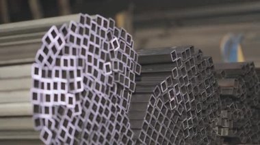 Dörtlü çelik profil borusu, metal saplı. Temiz, metal depo, sıra sıra dizilmiş metal profil