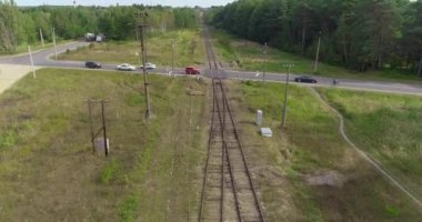 Demiryolu boyunca uçuyor. Güzel bir orman bölgesinde demiryolu.