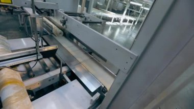 Duvar kâğıdı üretimi, bir duvar kağıdı rulosu, duvar kağıdı üretimi için son işlem.