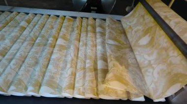 Duvar kağıdı üretim hattı, duvar kağıdı fabrikasındaki modern taşıma hattı.