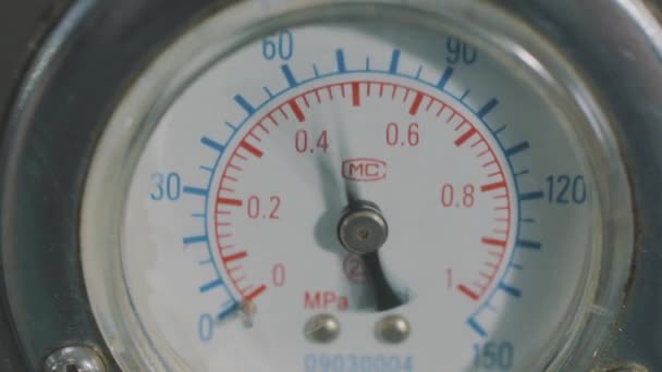 공장의 압력 게이지, 산업 압력 게이지의 화살표움직임. 산업 압력 측정 장치 — 비디오