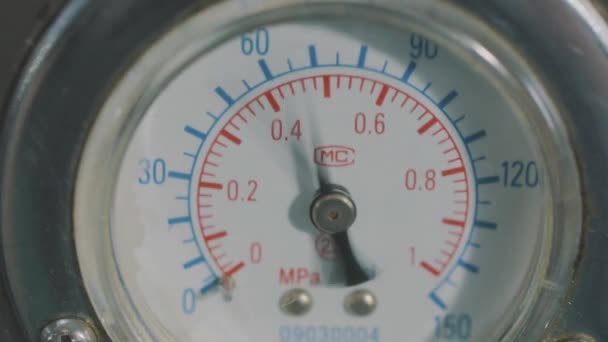 Manometer in einer Fabrik, Pfeilbewegung auf einem industriellen Manometer. Industrielle Manometer — Stockvideo