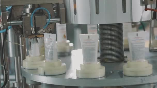 Moderno trasportatore automatizzato. Crema di produzione, Produzione di prodotti cosmetici — Video Stock