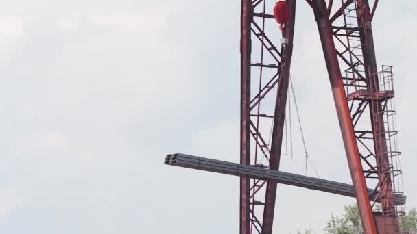 Chargement de produits métalliques avec une grue, travail d'une grue sur la production, une grue dans un entrepôt de produits métalliques, le transfert d'un produit métallique close-up — Video