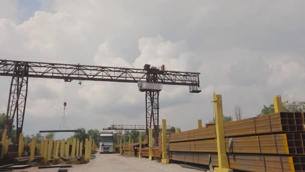 金属をトラックに積み込み倉庫に金属を積み込み大きなガントリークレーン金属倉庫で働く人々 — ストック動画