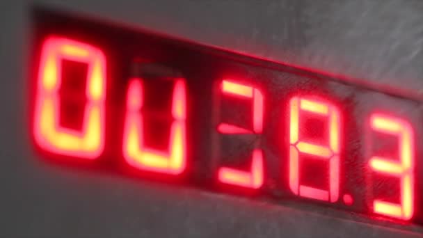 Elektronische teller met digitale wijzerplaat. Rode cijfers op de toonbank — Stockvideo