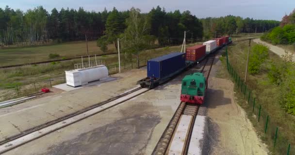 Güterzug befördert Container von der Drohne aus, Transport von Fracht mit dem Zug, Transport von Containern. Güterzug auf dem Land — Stockvideo