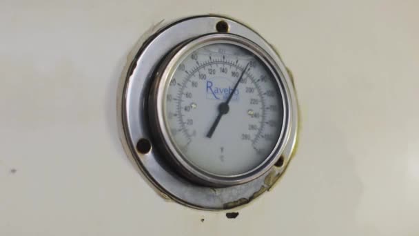 Medidor de pressão em uma fábrica, movimento de seta em um medidor de pressão industrial. Medidor de pressão industrial — Vídeo de Stock