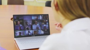 Kız video iletişimiyle konuşuyor. Video sohbetinde iş arkadaşlarımla buluşacağım. İnsanlar evlerinde uzaktan çalışıyor..
