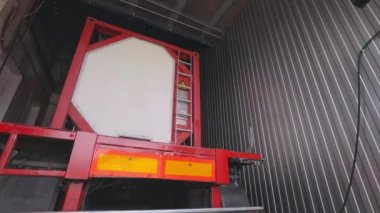 Kamyon tankını içeriden temizliyorum. İç yıkama ve tankların buharı. Tanker kimyasal temizlik işinde..
