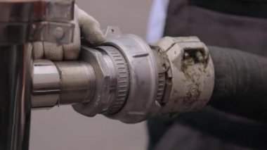 İtfaiyeci yangın hortumunun bağlantısını kesti. Yangın hortumunun bağlantısını kesiyorum.