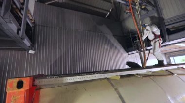 İç yıkama ve tankların buharı. Kamyon tankını içeriden temizliyorum. Tanker kimyasal temizlik işinde..