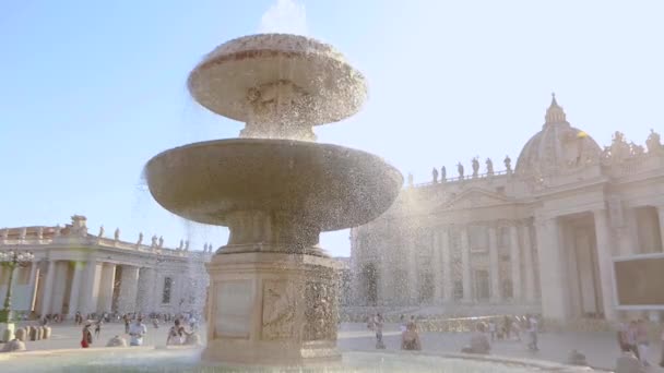 Het St. Peters plein. Italië, Rome. Slow Motion Fontein in St. Peters Square. — Stockvideo