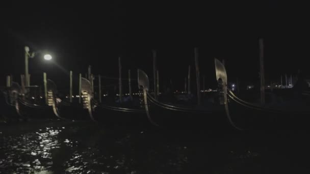 Embarcadero por la noche en Venecia, embarcadero de madera en Venecia por la noche. Venecia por la noche sin turistas — Vídeo de stock