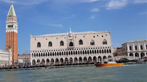 Veduta dell'architettura veneziana dal canale. Passeggiata lungo il canale veneziano. Bellissimo canale veneziano. — Video Stock