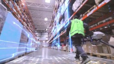 Üretimin dijitalleştirilmesi. Bir işçi büyük bir depoda bir rokla taşıyor. İşçi depoya doğru yürür. Gelecekçi üretim konsepti.
