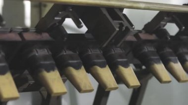 Gofret fincanı üretimi için konveyör hattı. Dondurma için gözleme kabı pişiriyorum. Gofret fincanı üretimi için makine.
